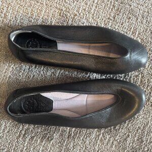 Beautiful, High-Quality Leather Women's Flats, Size 9 - Johnston & Murphy